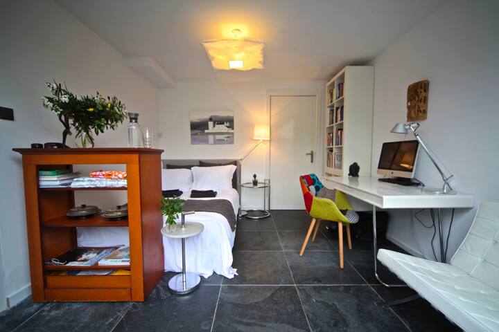 Charming Bedroom ensuite nr. Leiden