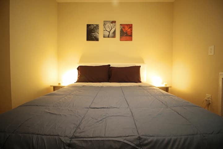 חדר השינה השני עם מיטת קווין סייז.