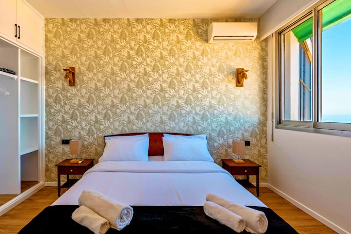 غرفة نوم 3
غرفة نوم كبيرة مع إطلالات بانورامية خلابة ومكيف هواء/ تدفئة/تلفزيون ذكي نيتفليكس/ زينة /أضواء خافتة