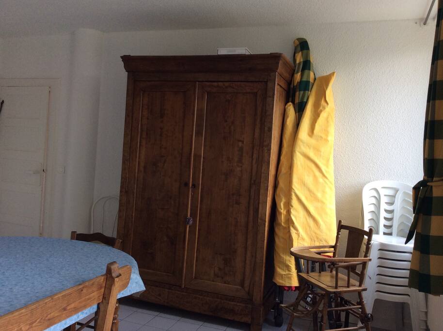 Grande armoire à vaisselle, 1 box, 3 parasols, à chaise haute...