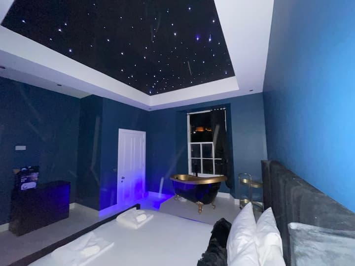 غرفة نوم رئيسية بإطلالة ليلية رائعة على القلعة وسقف ضوء النجوم

