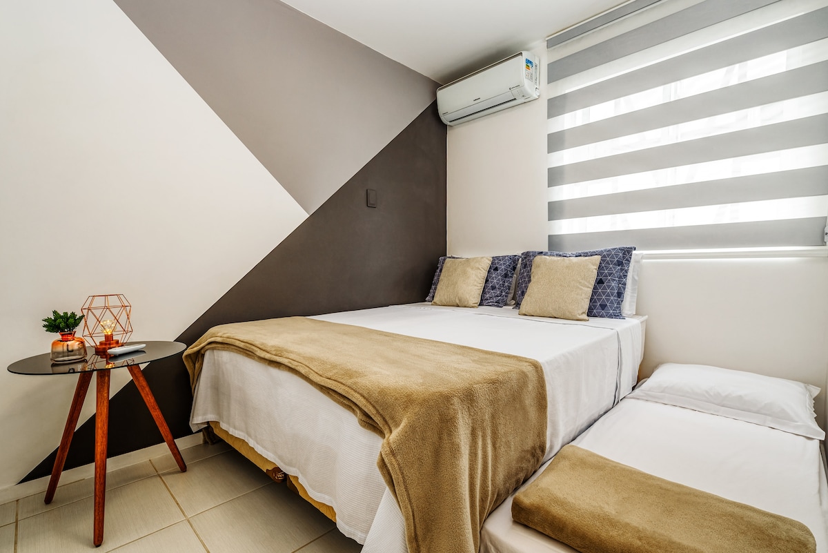 Соба наместена со брачен кревет (широк 150-179 см) и помошен кревет (широк 180-179 см).  Може да спие 1 пар и 1 дете 