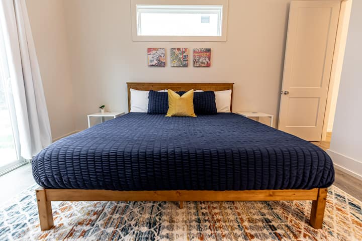 Main Level Master - King Bed, Roku TV & Outdoor Access
