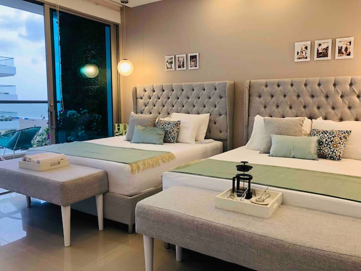 Dormitorio tranquilo con sábanas suaves y acceso al balcón.