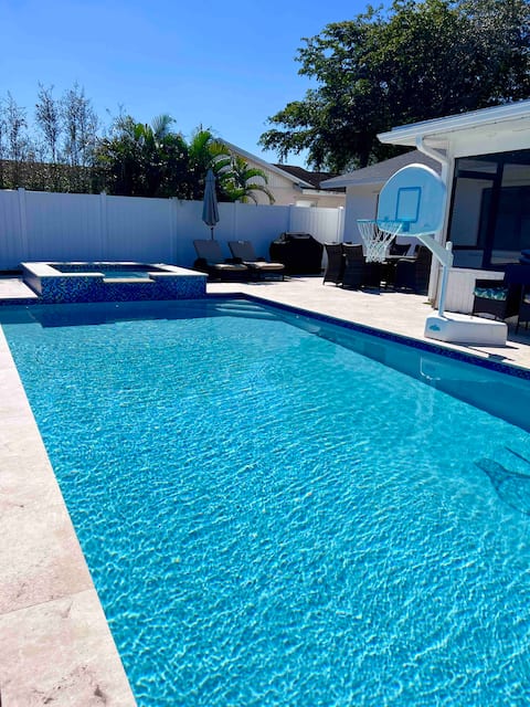 5 bed Heated Salt Pool + Spa in Boca Raton