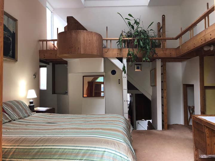 Брачен кревет (широк 150-179 см) - може да се постави завеса за приватност до скалите