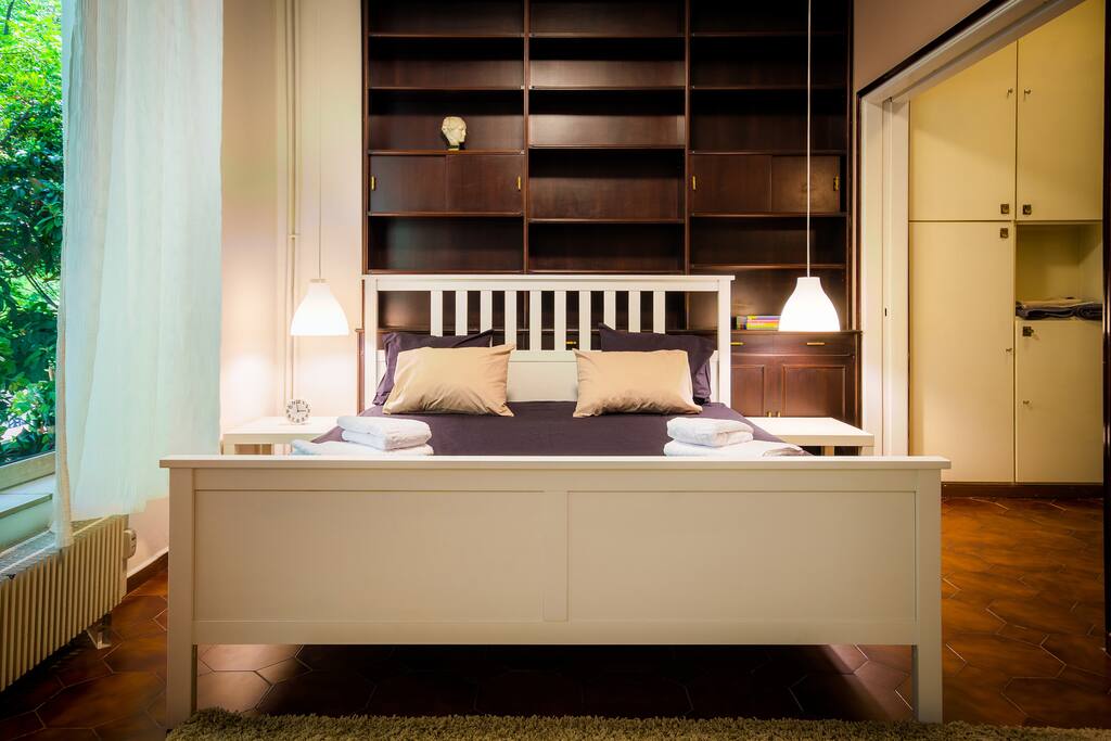 Super-kingsize bed