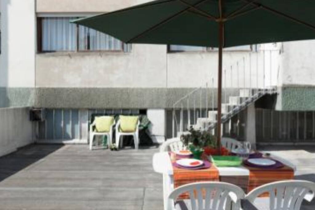 Pateo exterior privativo do apartamento, ideal para festas ou barbecues, com 100 M2 e mobiliário de jardim.