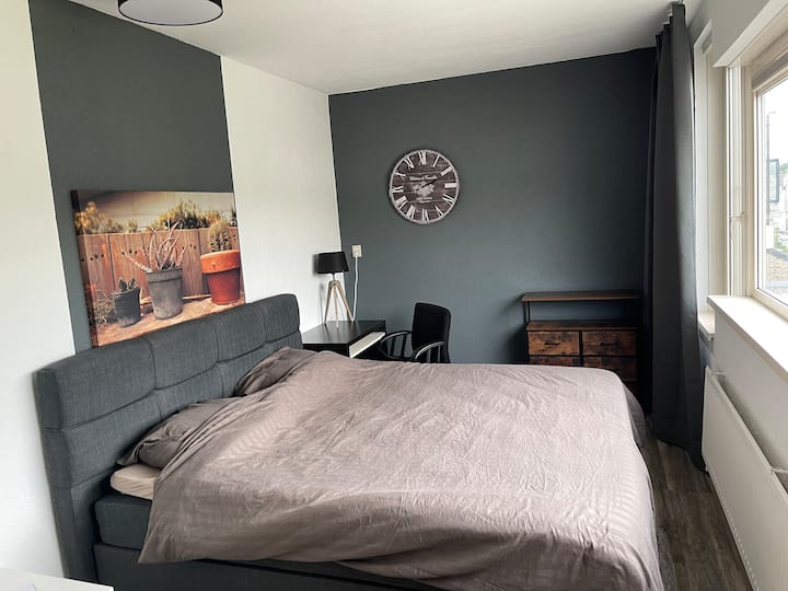 Bedroom.

- Kingsize bed (size 180x200);
- Duvet (size 220x240);
- two pillows;
- blackout curtains;
- bedside table;
- clothing rack;
- possibillity to open (2) windows;
- safe/locker;
- drawers.

