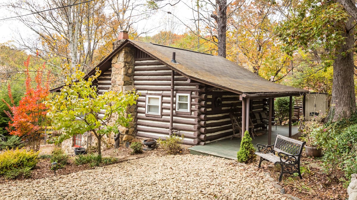 Quaint log cabin Airbnb in Asheville