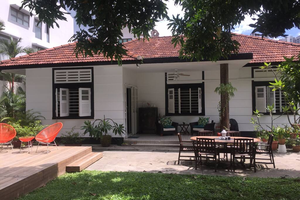 Beautiful traditional free standing house, with large garden and swimming pool.