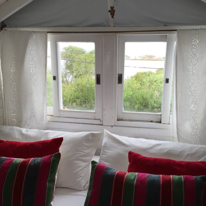 Cama de la Master suite con vista a la Laguna y el Mar