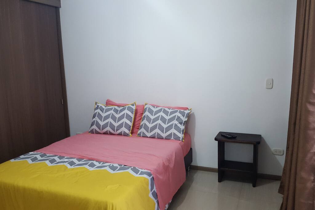 Hemos acondicionado una habitacion grande y moderna con todo privado, tv, y balcon privado para las parejas que nos visiten tengan mas espacio y confort.