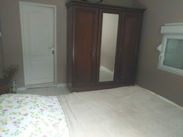 卧室有三门衣柜