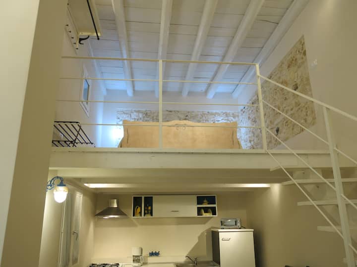 Საძინებლის ხედი მისაღები ოთახიდან