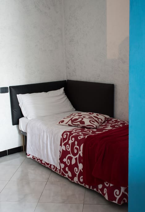 triple room single bed