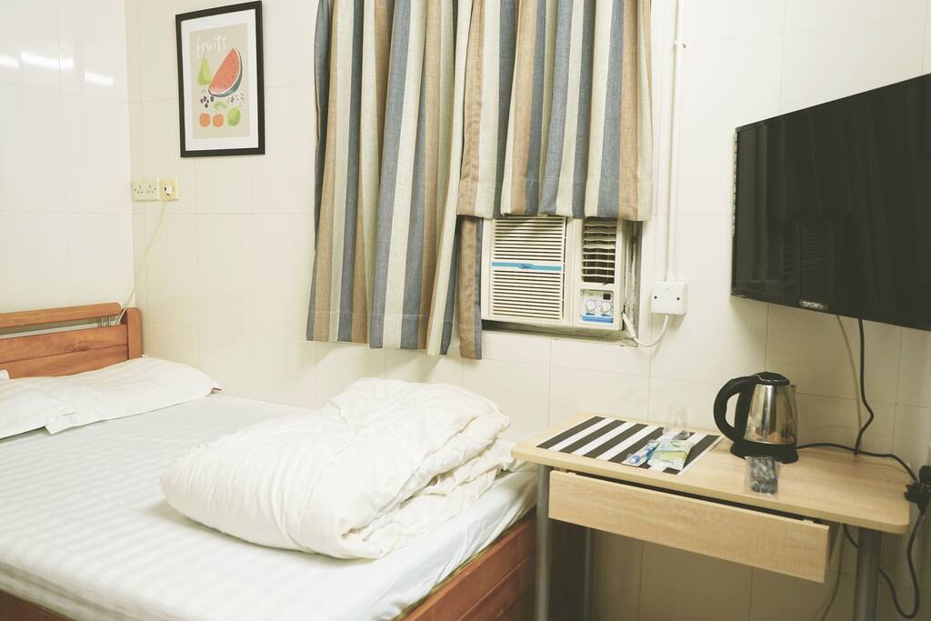 Room 606
1張雙人牀,1張單人牀 ,兩面窗/
1 double bed, 1 single bed,
2-sides windows