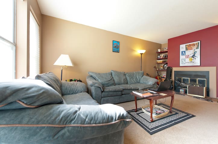 Sunny Room,U of M and Downtown prime location