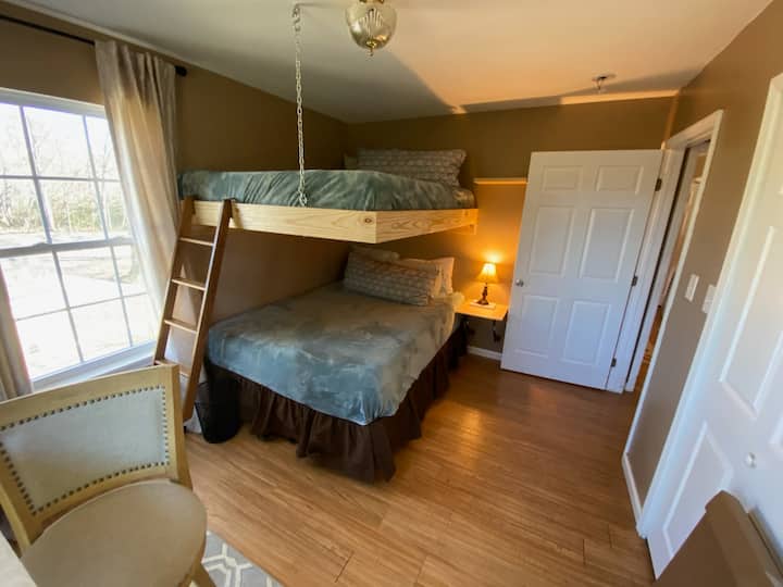 Chumba cha wageni kilichofungwa kina malkia wawili na dawati lililosimama