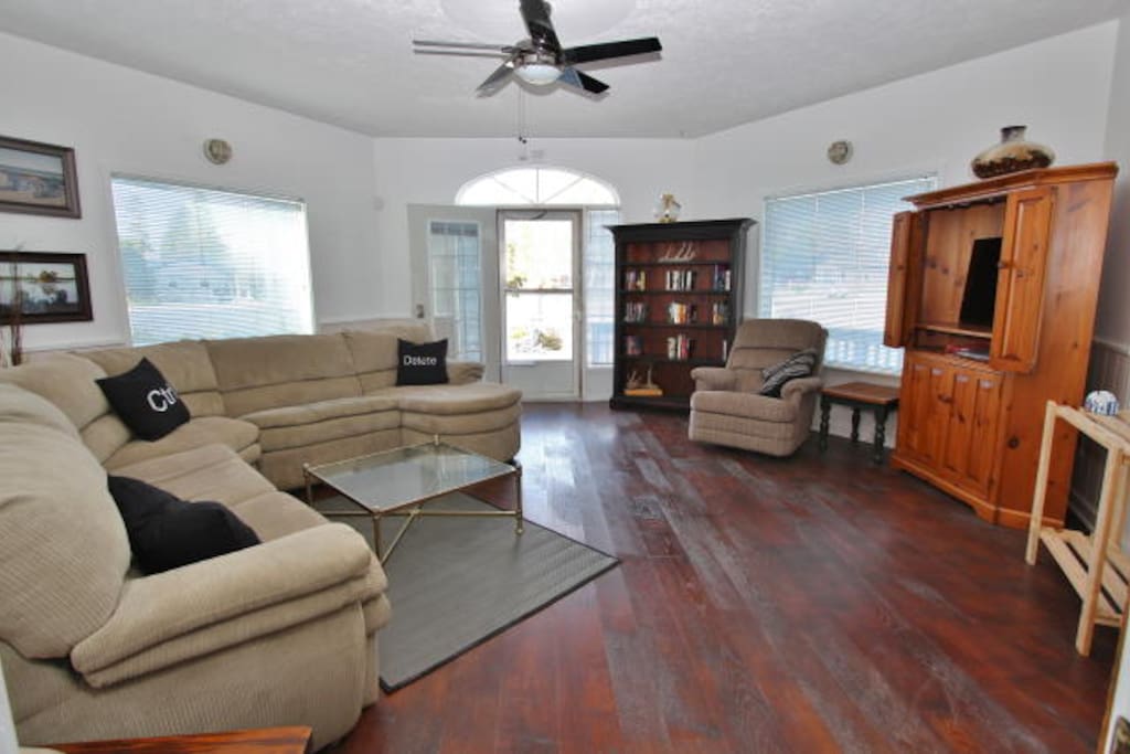 Large Living Area w Pull Out, Netflix TV, Free WiFi
