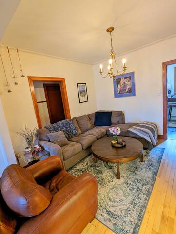 Spacious 2 bedroom in Byward Market w/ parking gallery image 2