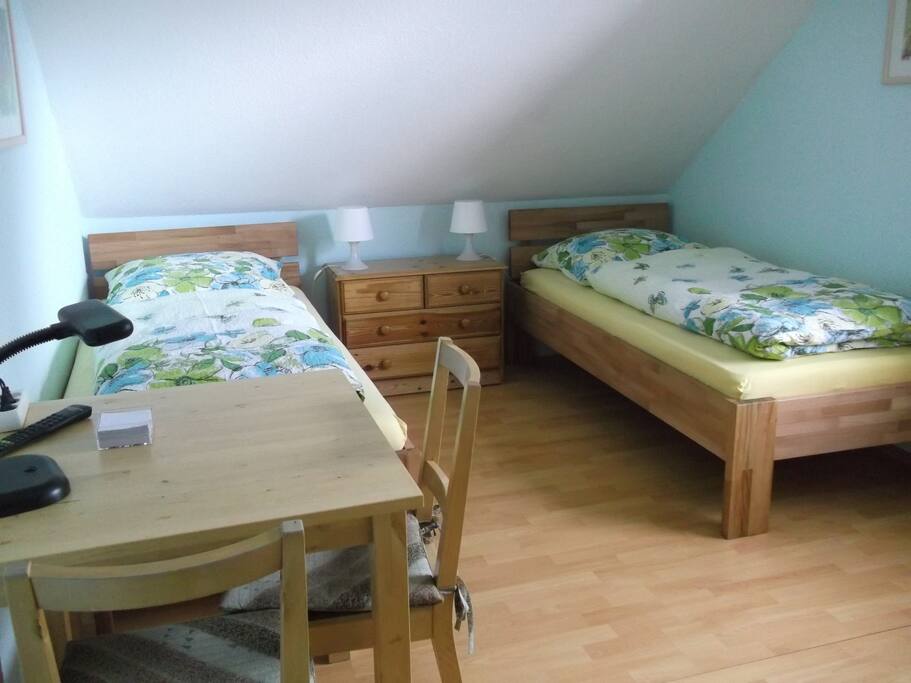 OG - beide Betten mit eigener Nachttischlampe