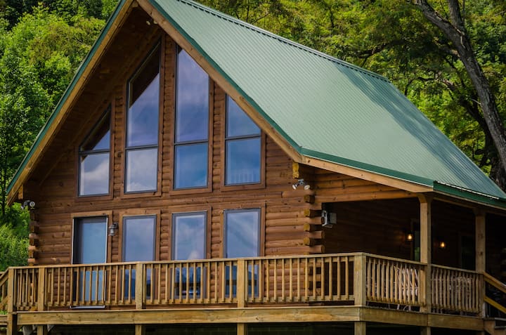 Majestic Cabin- Hot Tub, A/C, Pool Table, King Bed