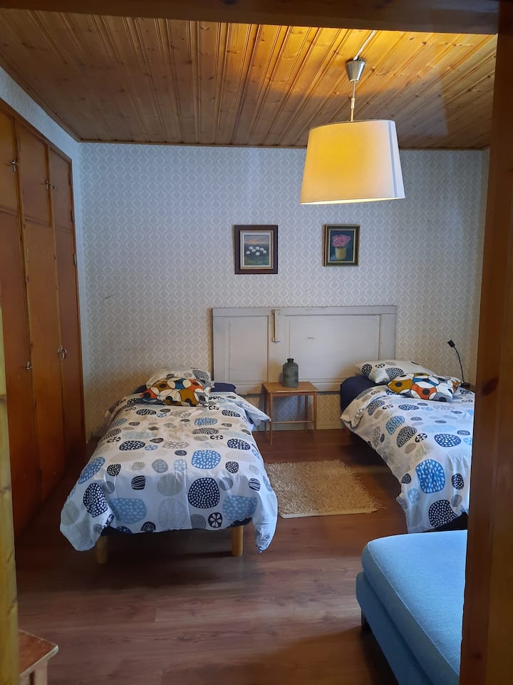 Спалните в спалнята също могат удобно да бъдат превърнати в двойно легло. 