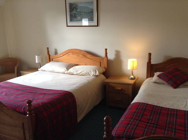 Old Inn,Ballygrant. Peaceful ,tartan room.