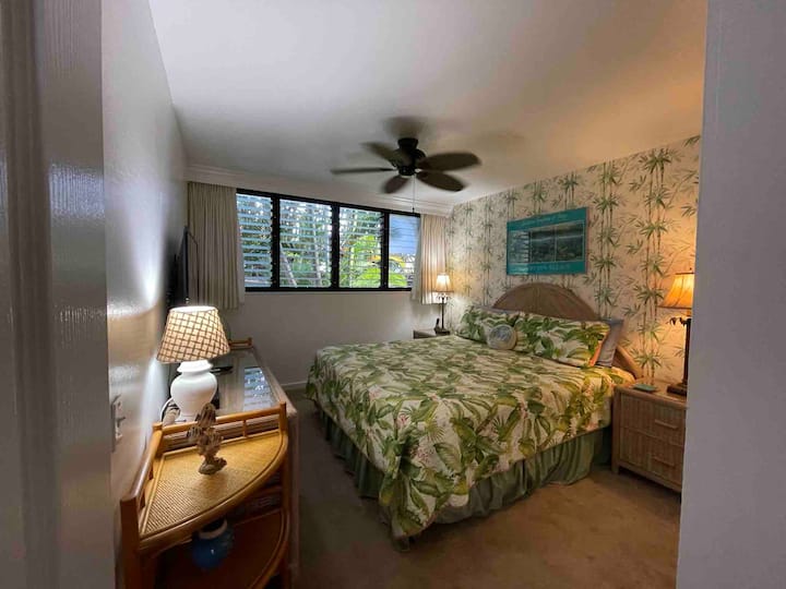 Დიდი საძინებელი დიდი ზომის საწოლით.