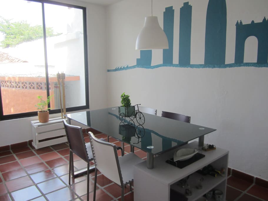 Comedor grande, bien iluminado, con buena ventilación y vista al jardín