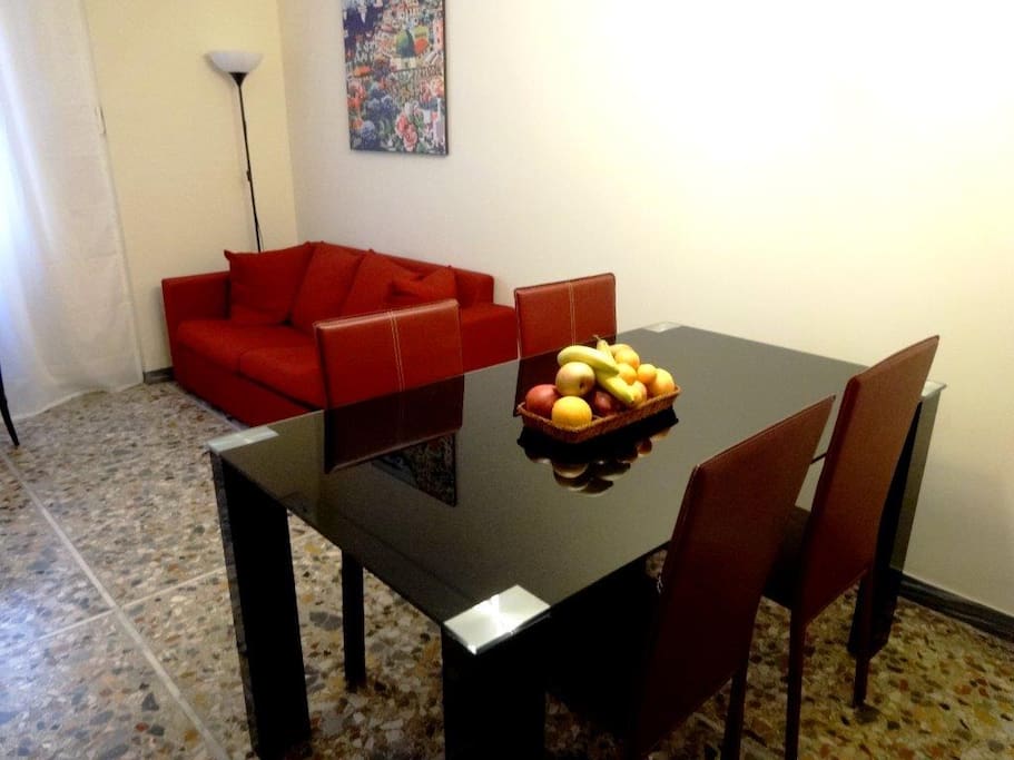 zona pranzo e divano letto nel soggiorno
