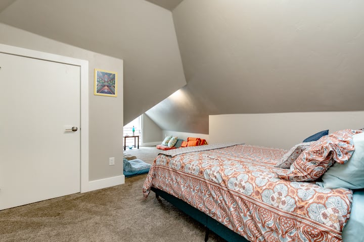 Apartmán Queen s extra priestorom na spanie (k dispozícii sú 2 matrace na podlahe s manželskou posteľou a 2 dvojité podložky na spanie)