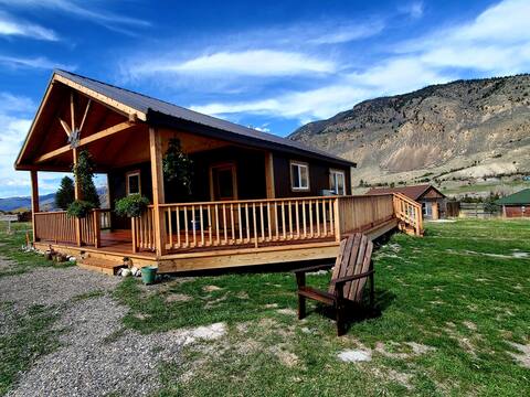 Scenic Vacation Cabin next to Yellowstone!
