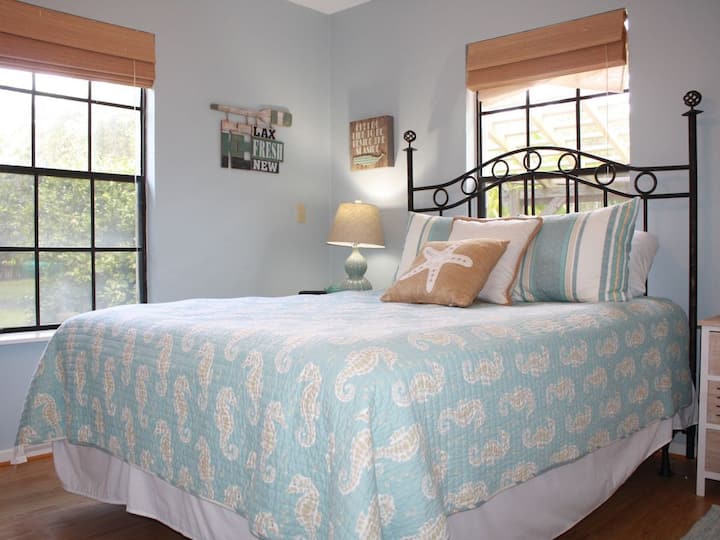 Guest bedroom with queen size bed
