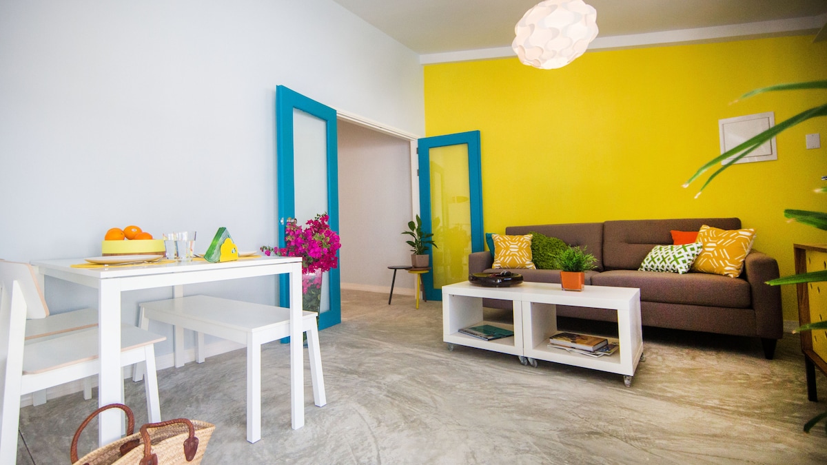 أبواب مزدوجة متصلة بغرفة النوم.