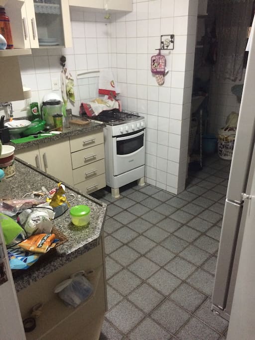 Cozinha com area de servico ao fundo