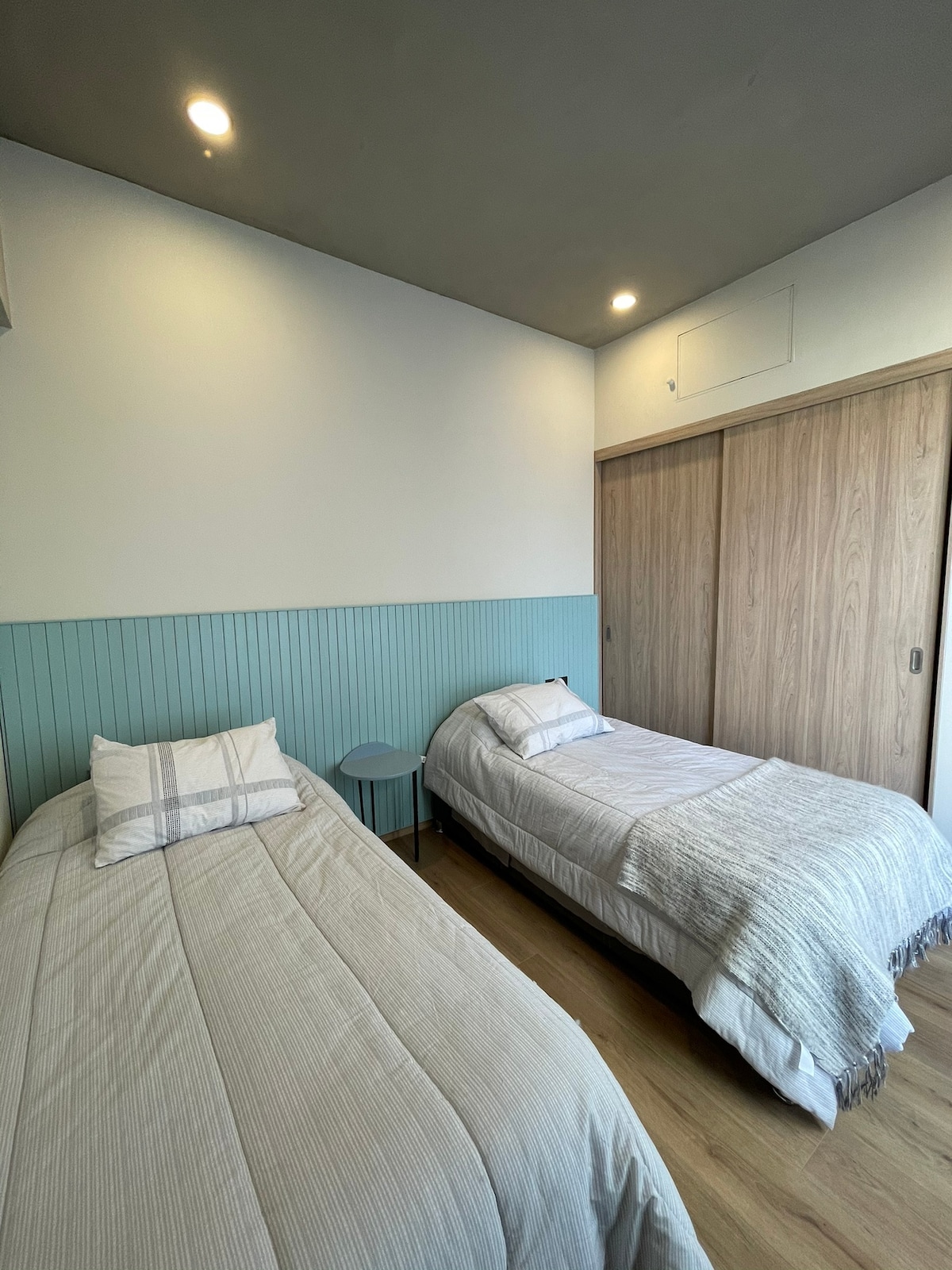 Kamer met twee eenpersoonsbedden en kledingkast 