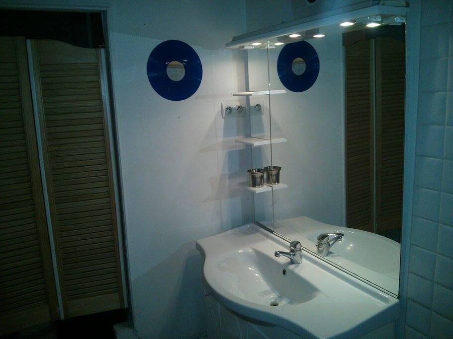 Salle de bain avec baignoire et machine à laver.