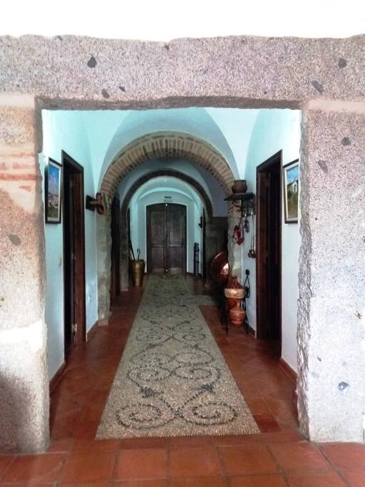 Pasillo empedrado