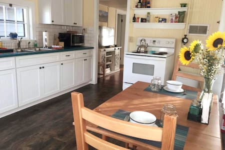 1920s Cottage.  Walk to Town. 5 miles to RMNP.