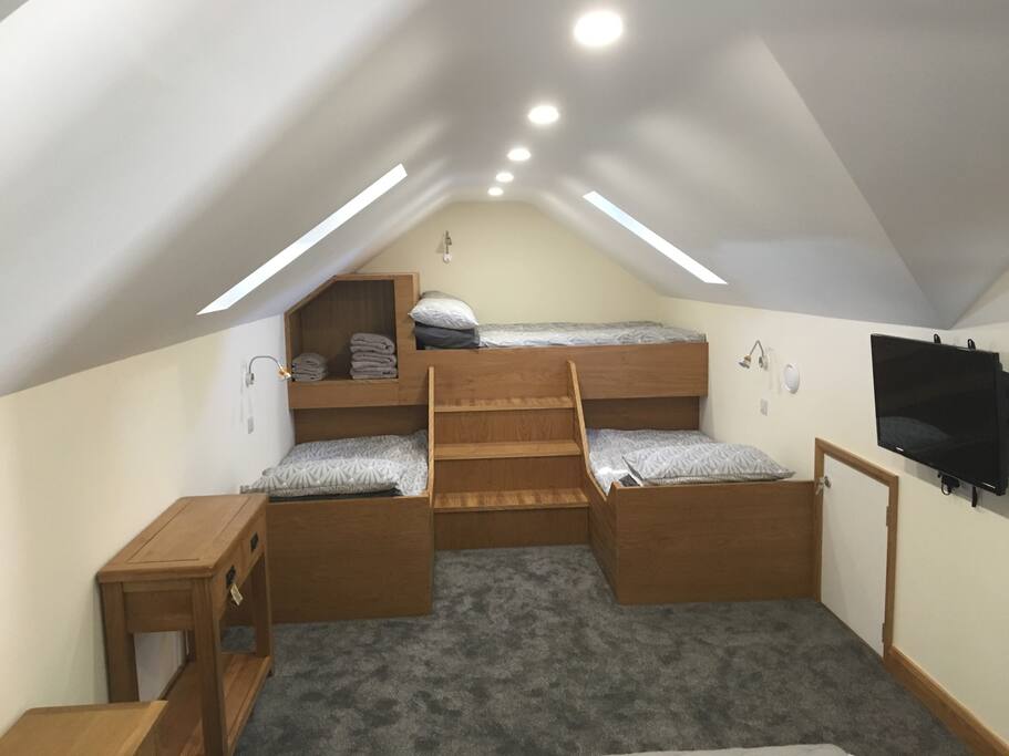2 single and 1 double bunk