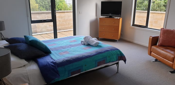 Glavna bračna soba s TV-om, klima-uređajem i pristupom balkonu