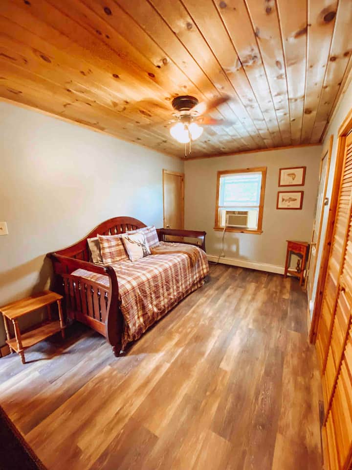 חדר שינה תחתון עם שתי מיטות יחיד (שני תאומים, אחד למטה נפתח החוצה ומעלית לאותו גובה)