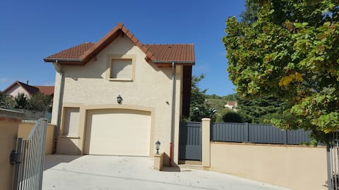 Air-conditioned studio, comfortable, in cul-de-sac