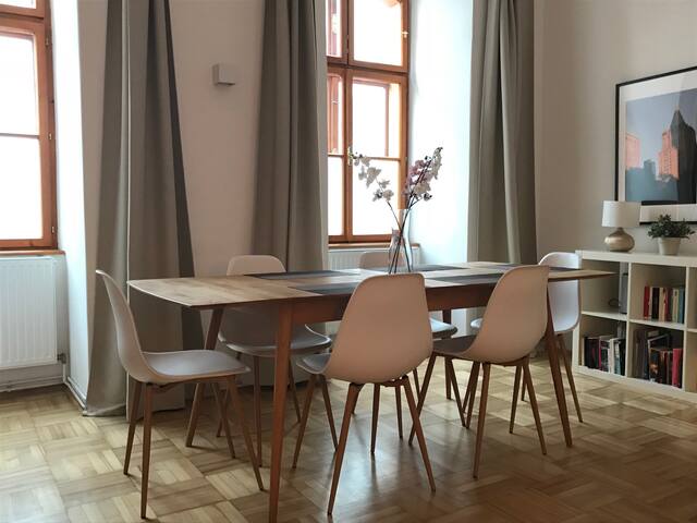 ♔ MODERN | CITY-CENTER SUITE gallery image 4