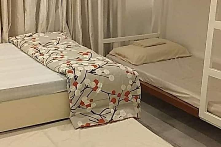 Ventilador Rm 1. Junto a la segunda habitación normal con aire acondicionado con una puerta de vidrio conectada que se puede cerrar a ambos lados si lo deseas. Ideal para familias con niños pequeños.
Cucheta doble con una cama individual extraíble de un solo tamaño y una cama individual de dos pisos.