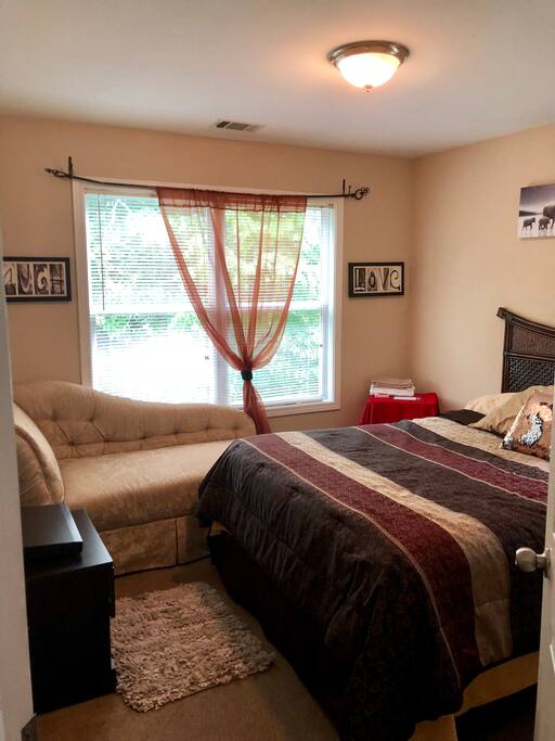 Beautiful Queen Comfy Private Clean Room With Lounge Sofa included Extremely Comfortable! “Approximately the same side as a roller way from a hotel”. A Nice Window View of #GWCC At Night. Enjoy!.