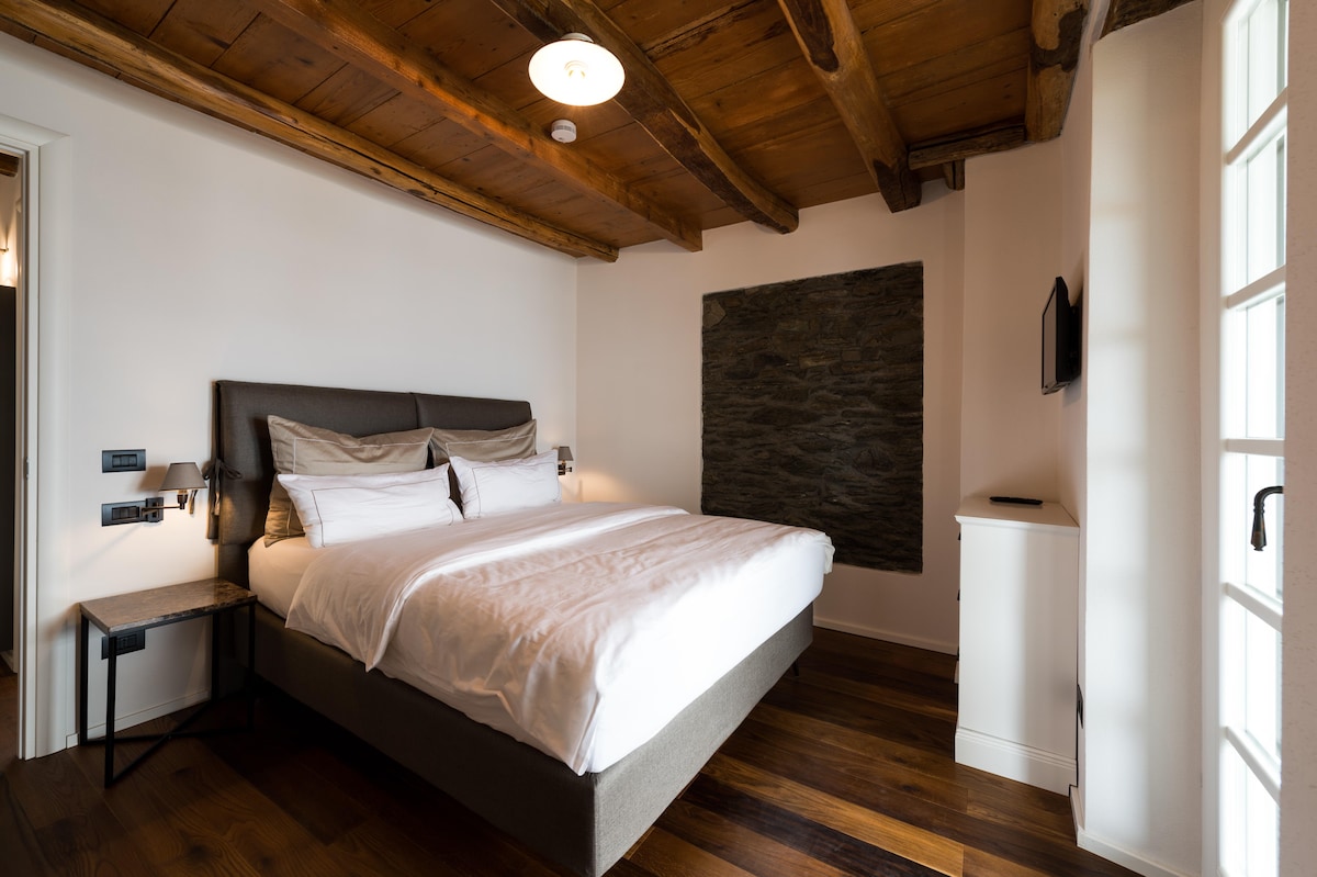 ห้องนอนพร้อมระเบียงและวิวทะเลสาบ
บ็อกซ์สปริง 160x200 ซม.
+ ตู้เสื้อผ้าและทีวี 26 "
