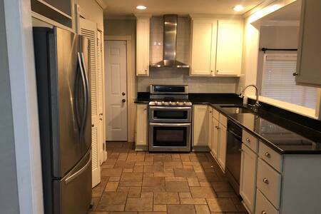 Awesome 3 bed room. In a PHENOMENAL location!